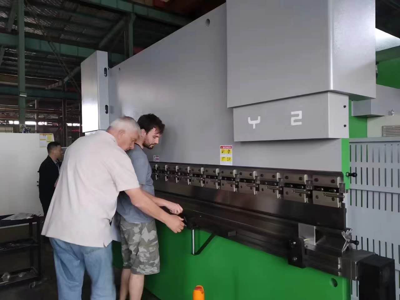Makinë për lakimin e pllakave të fletëve të çelikut prej 63 tonësh Cnc Frena shtypëse hidraulike për punimin e metaleve