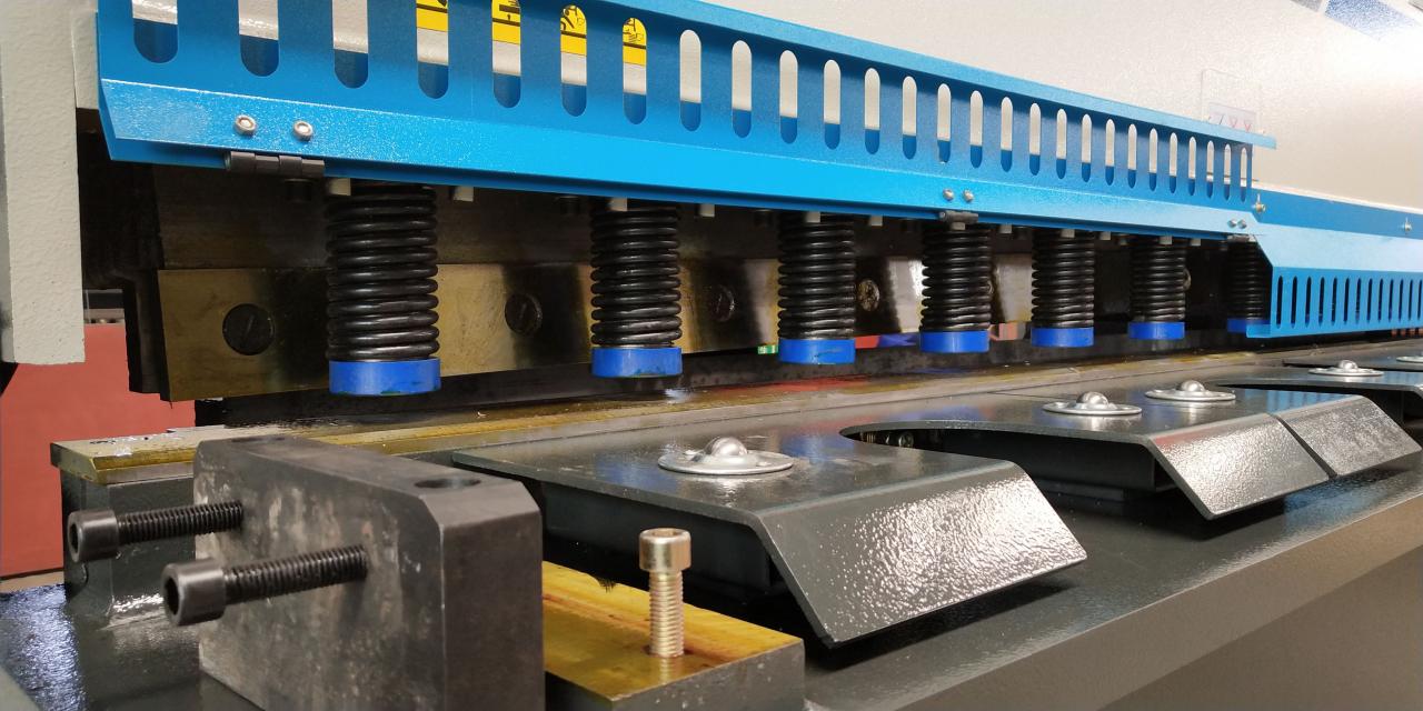 Makineri për prerjen e pllakave hidraulike të çelikut 6mm*3200 Makineri për prerjen e pllakave të çelikut