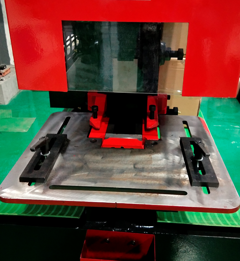 Q35y Series Hydraulic Ironworker Shearing And Punching Machine Makinë qethjeje dhe shpuese për hekurpunues hidraulik të serisë Q35y